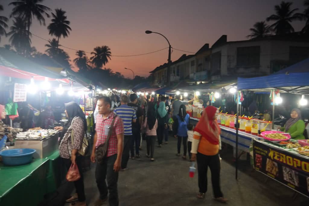 ayer hangat night market di langkawi