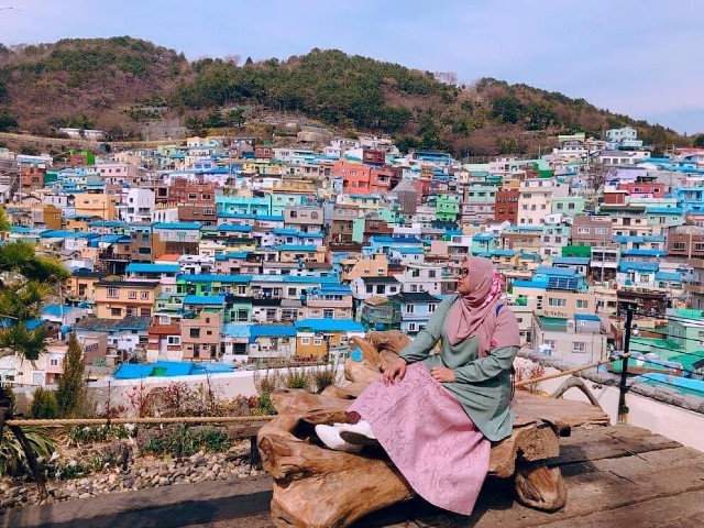 bergambar di perkampungan cantik korea