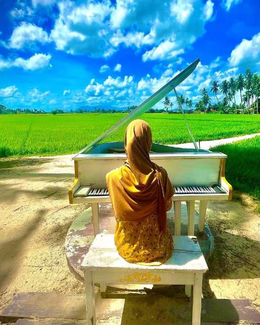 kampung agong penang: piano
